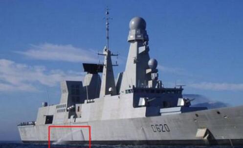 軍艦等大型船舶的側(cè)面不停地向外排水：水從哪里來？